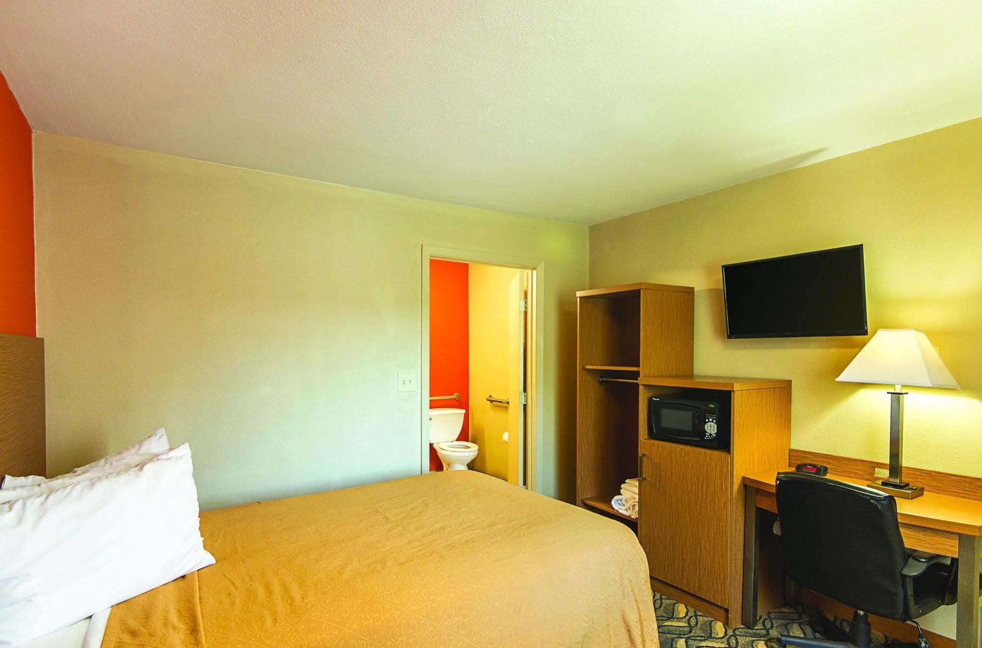 Days Inn & Suites By Wyndham Arlington Near Six Flags ภายนอก รูปภาพ